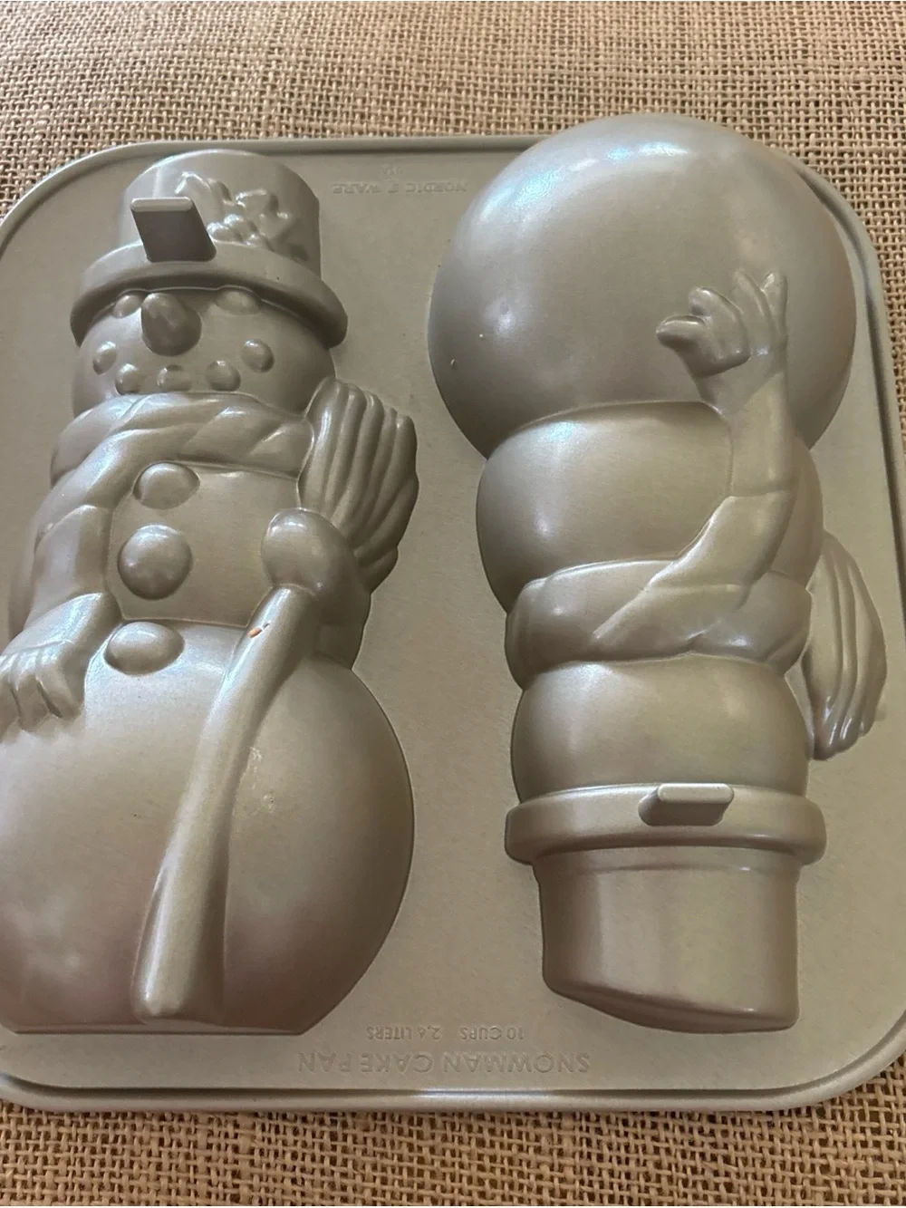 Nordic Ware 10 Cup 3D Snowman Non Stick Cake Baking Pan Mold Cast Aluminum